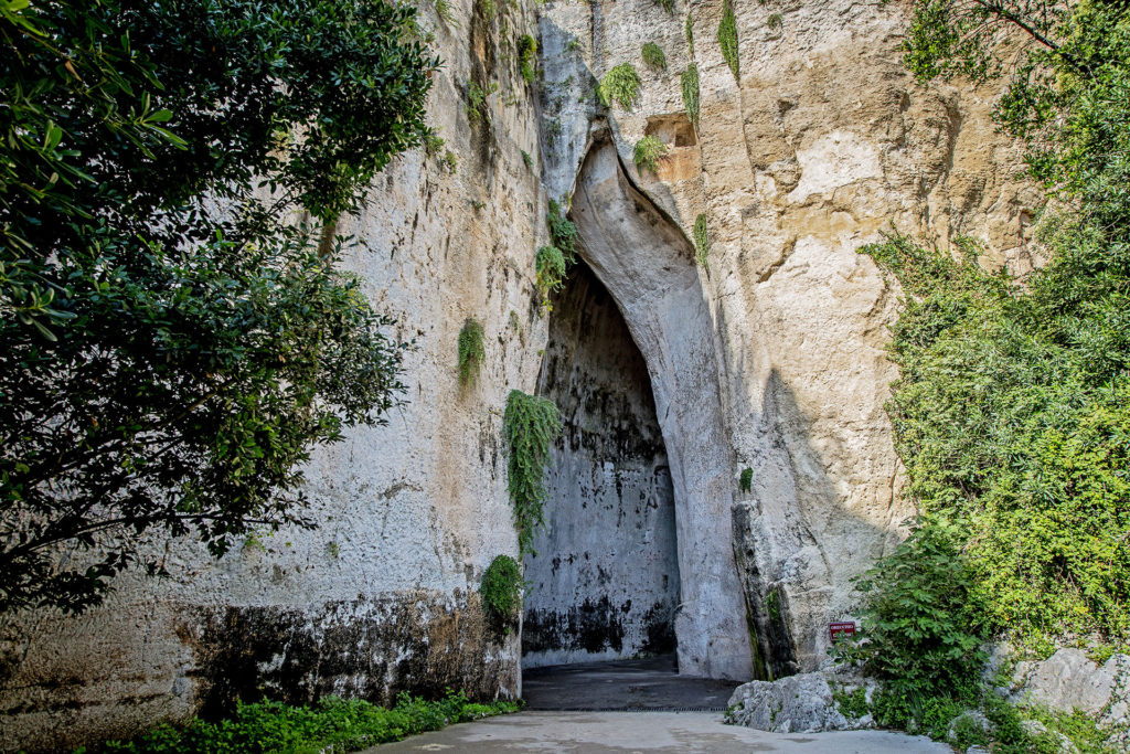 Vista frontale Orecchio Dionisio