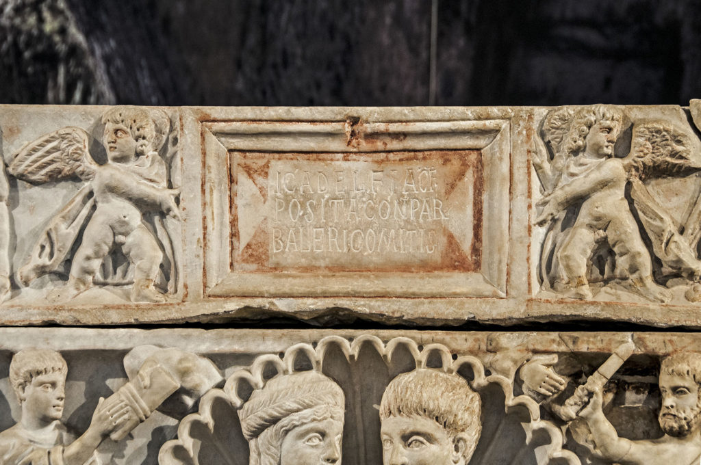 particolare sarcofago Paolo Orsi