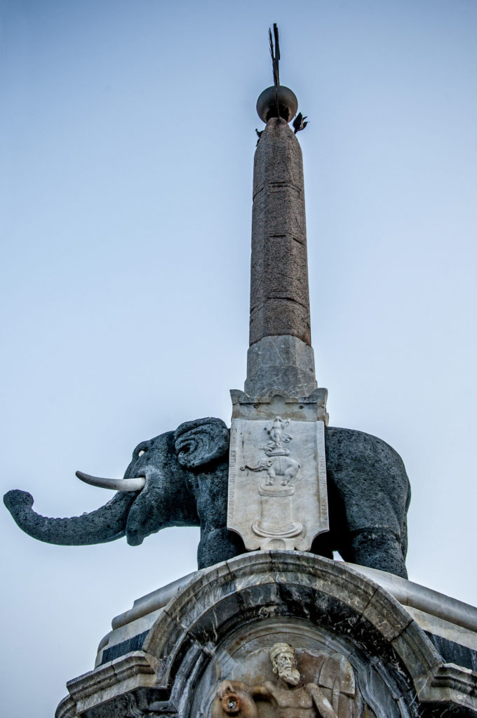 Elefante e obelisco
