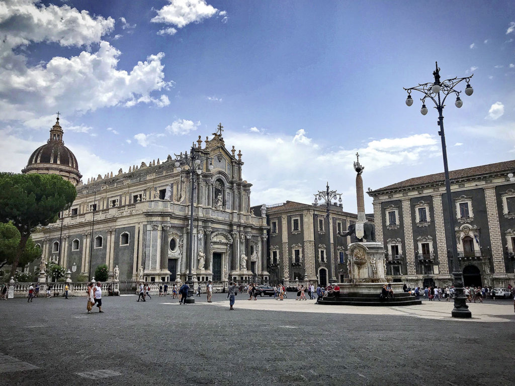 foto d'insieme facciata dalla piazza con elefante