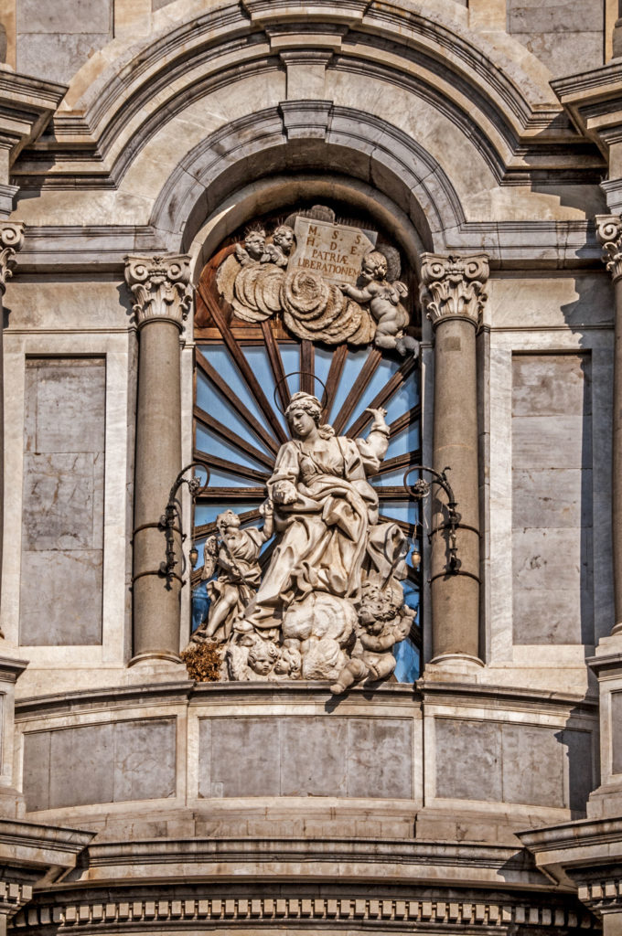 statua di sant'Agata nella nicchia