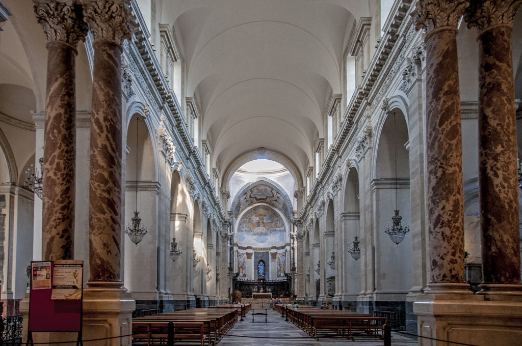 foto dall'ingresso verso l'altare, comprese coppie di colonne