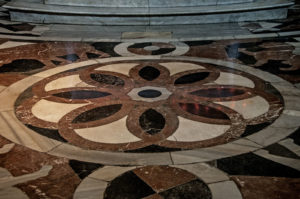 pavimento in marmo policromi