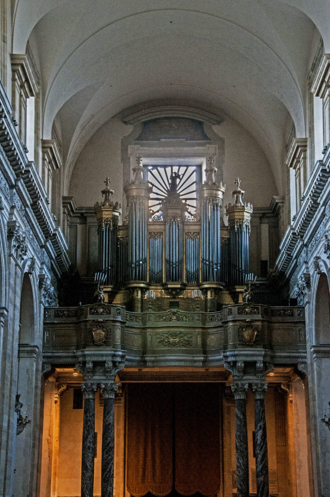 foto dell'organo l'interno della cattedrale