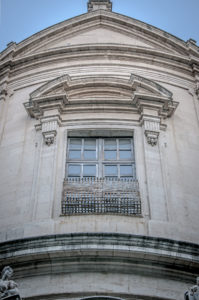 foto particolare timpano su facciata