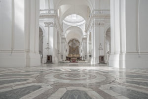 foto interno centrando l'altare