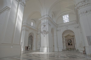 foto parete navata con arcate e finestre