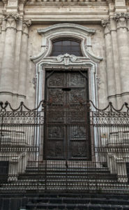 portale scolpito in legno