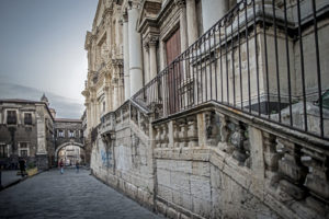 foto monastero da via crociferi inquadrando l’arco d’unione