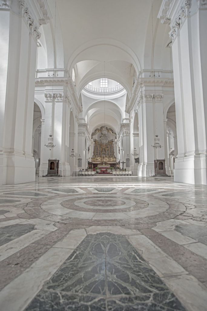 interno, centrando l'altare