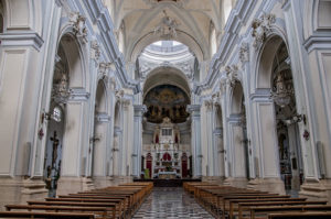 foto interno chiesa ingresso altare navata centrale