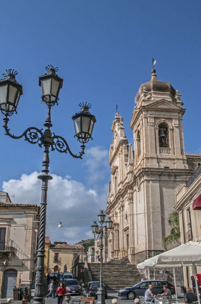 piazza Vittorio Emanuele inquadrando chiesa san Nicolò