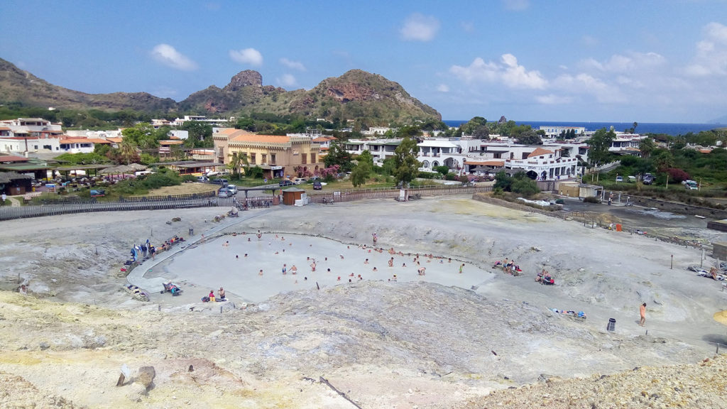 La zona del porto di Vulcano
