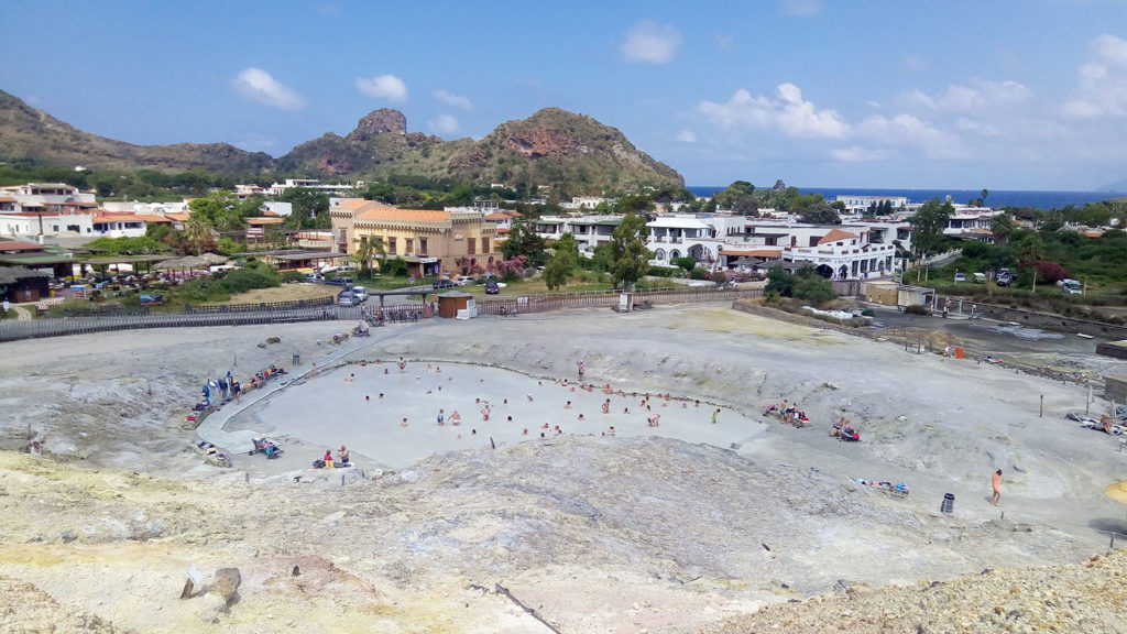 La zona del porto di Vulcano