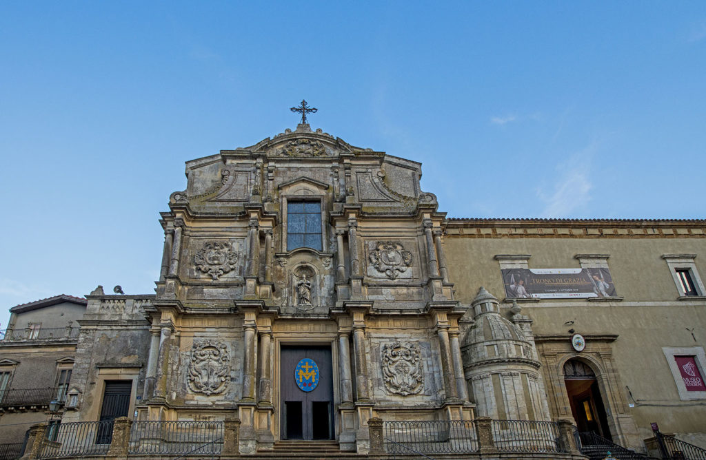 foto dalla piazza portale d’ingresso al chiostro