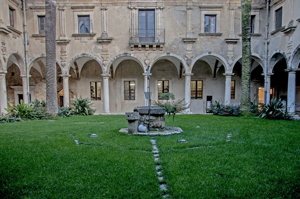 frontale arcate, finestre e pozzo