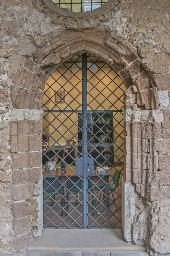 portale antico di destra