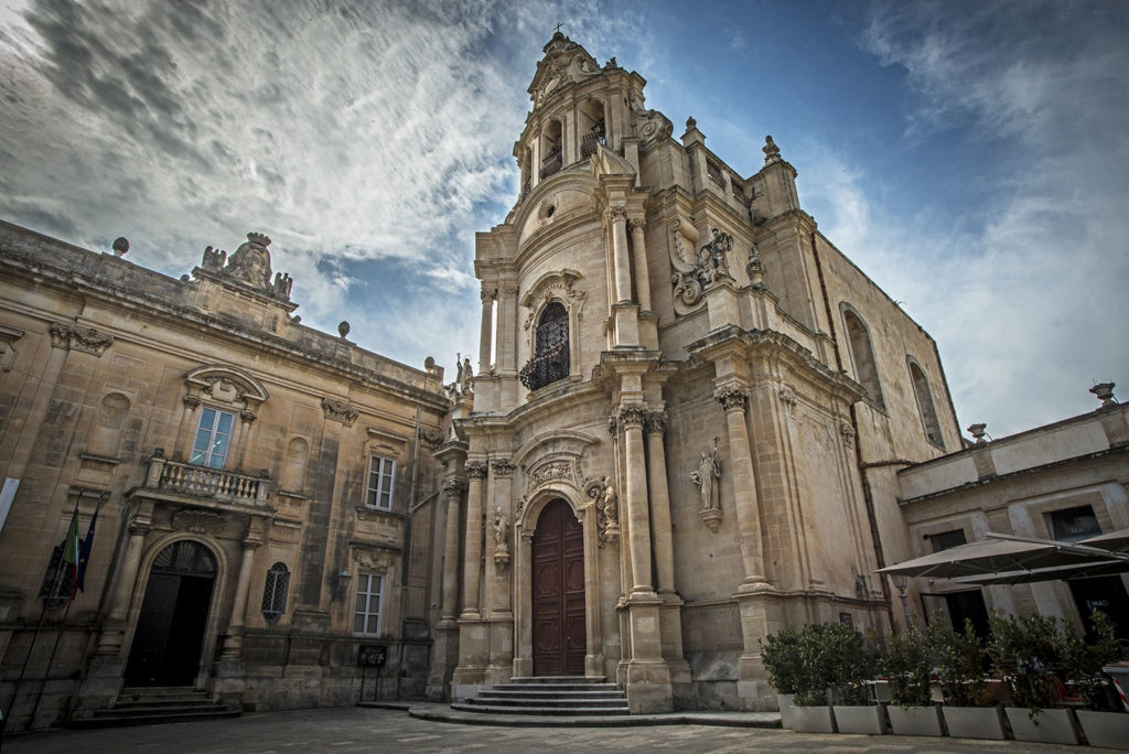 foto della piazza che inquadra la chiesa