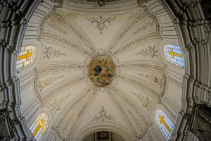 foto dal basso verso l’alto della cupola