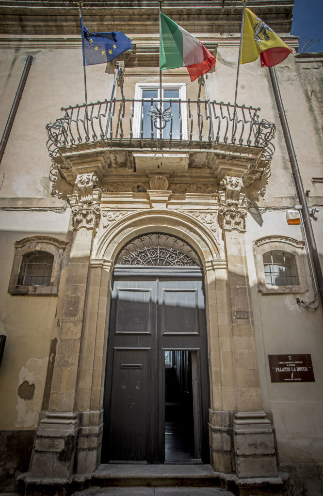 Palazzo La Rocca frontale con tutti i balconi