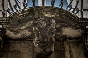 particolare il balcone con i suonatori di mandorla 