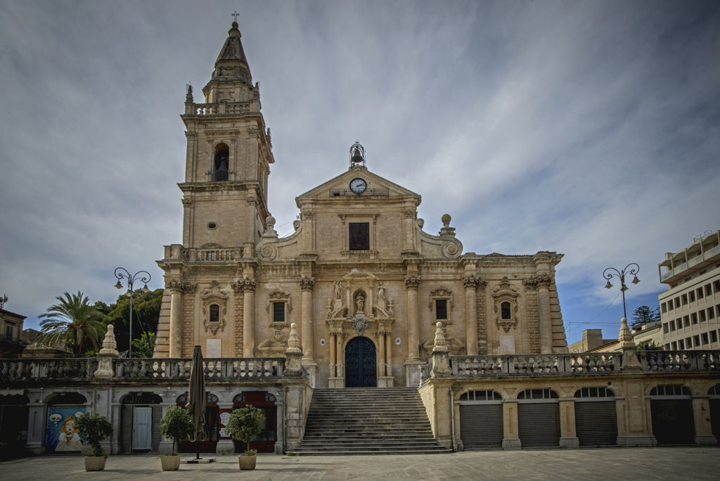 Chiesa di San Giovanni Battista: Foto facciata chiesa frontale da sotto il sagrato