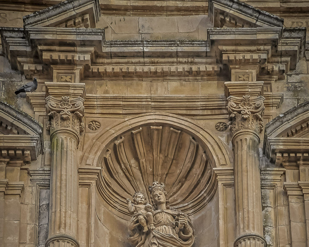 Nicchia con statua sopra il rosone