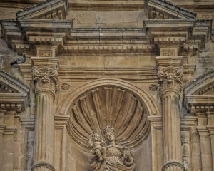 Nicchia con statua sopra il rosone