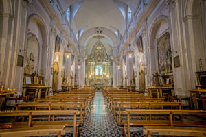 interno chiesa dall’ingresso verso l’altare