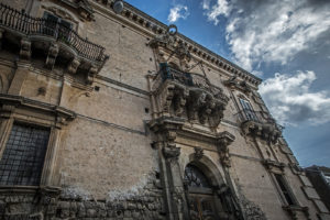 foto palazzo salendo da via Calamenzana