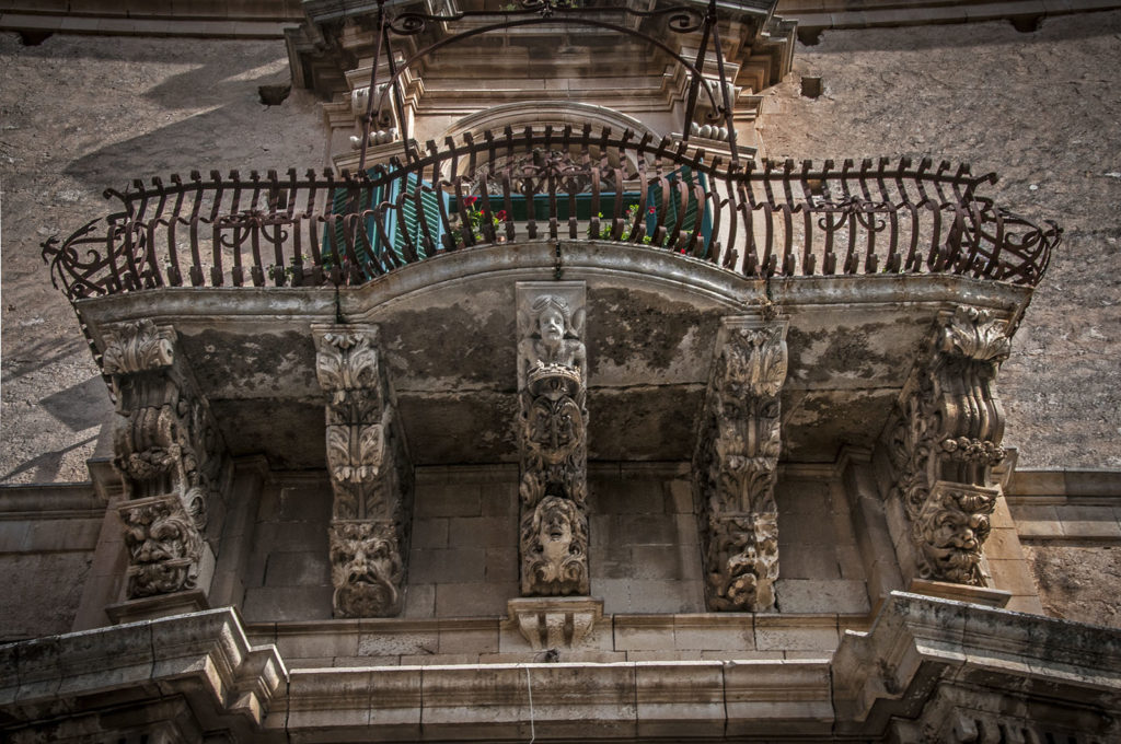 mascheroni mensoloni del balcone centrale del palazzo
