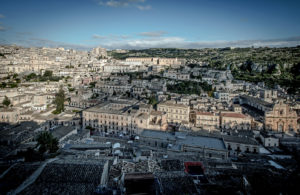 città drone inquadrando frontalmente le due chiese