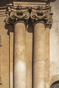Festoni sui capitelli delle colonne del primo