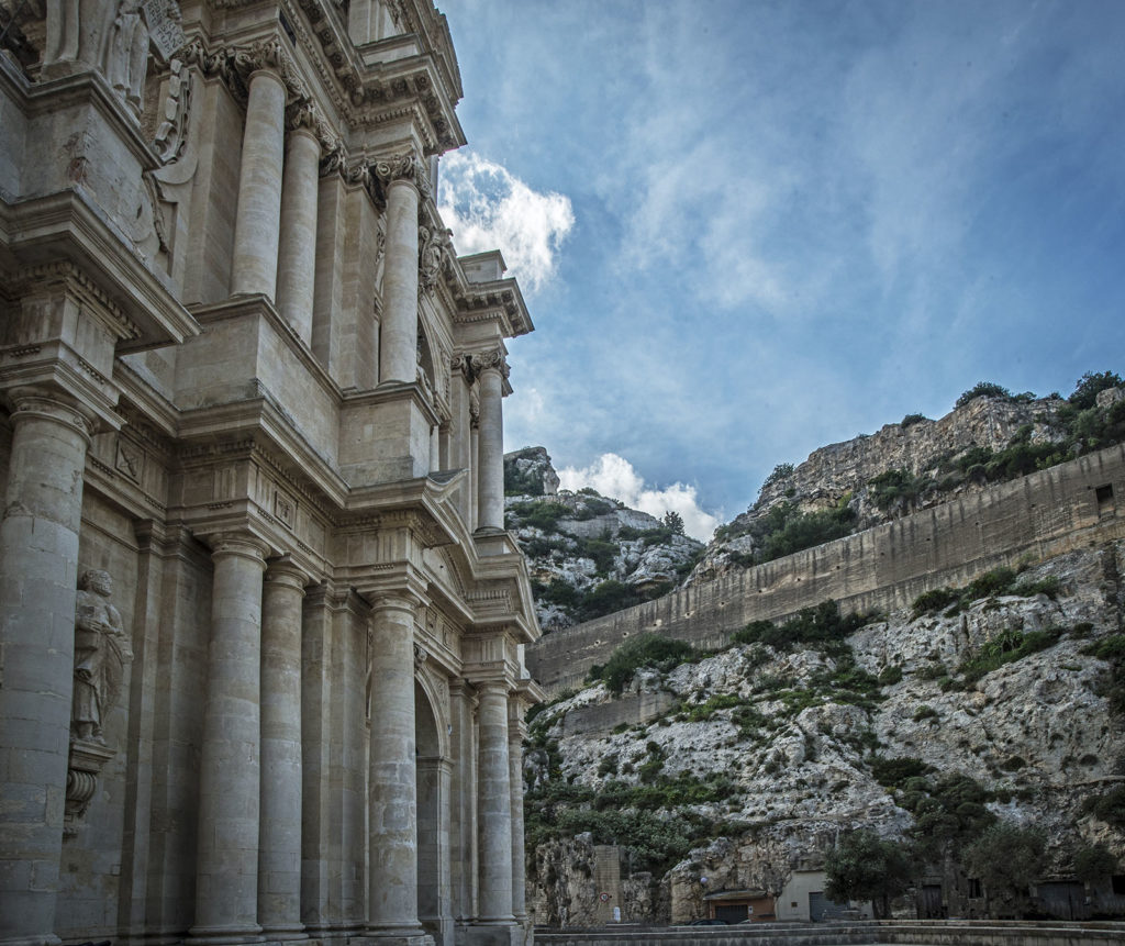 scenografiche architetture in pietra calcarea,