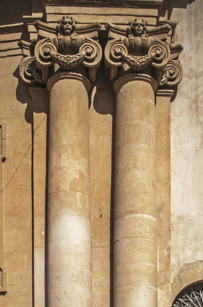Festoni sui capitelli delle colonne del primo livello