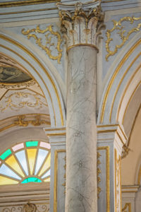 dettaglio colonne navata centrale