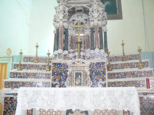 La struttura dietro l’altare