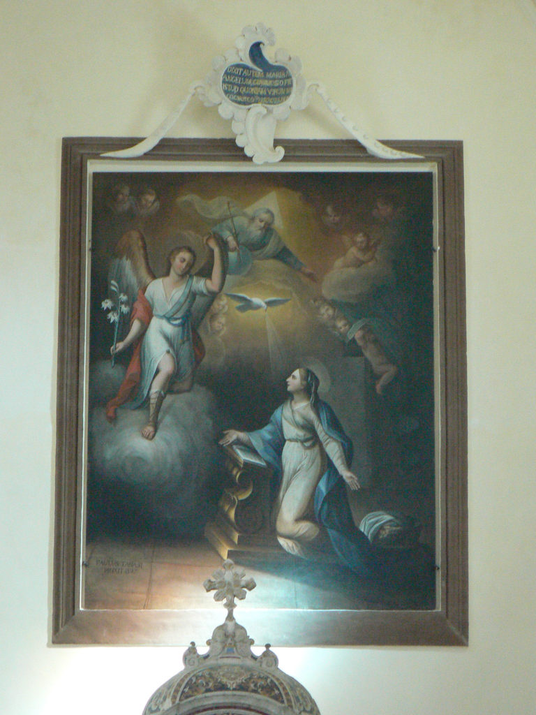 Un dipinto, dietro l’altare raffigura l’Annunciazione