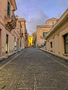 Palazzo Nicolaci salendo via Nicolaci verso la chiesa