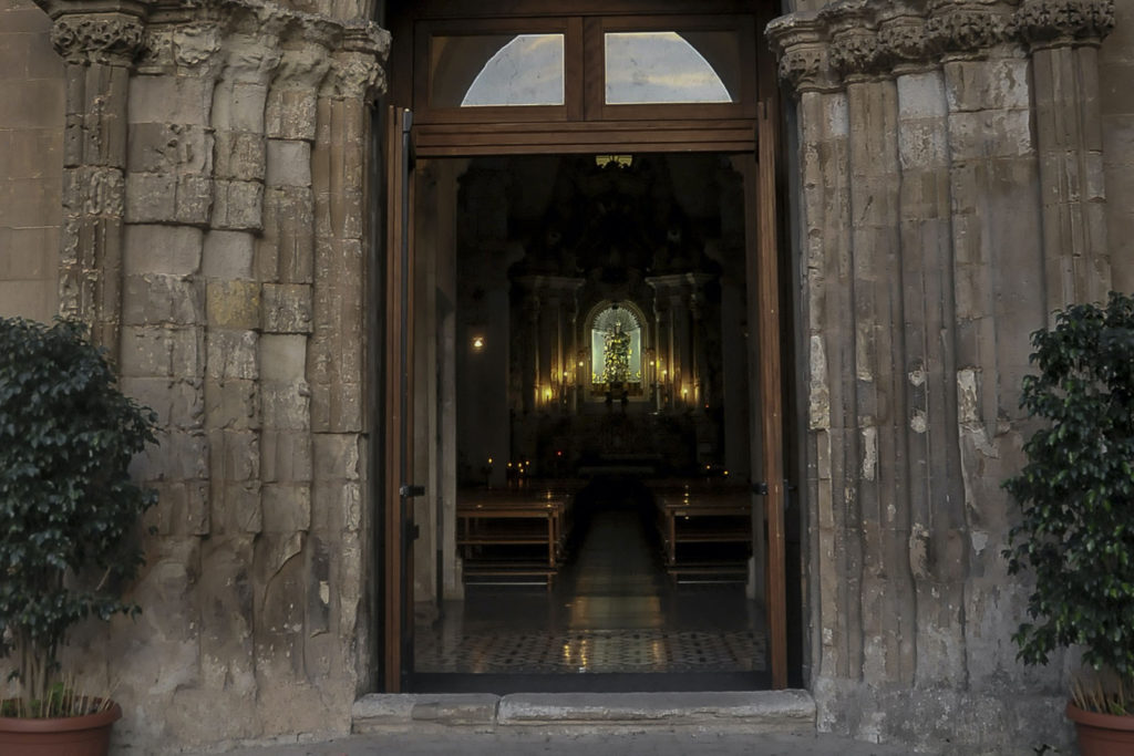 zoom il portale d’accesso ad arco a sesto acuto