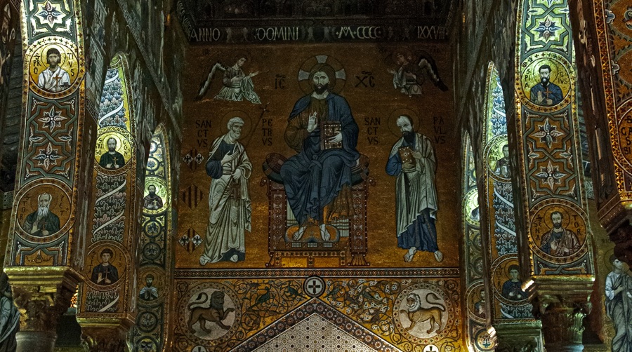 Cristo Pantocratore in trono tra i santi Pietro e Paolo.
