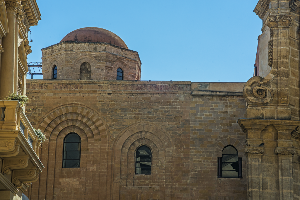 DOME AND FAÇADE WITH RECESSED RINGS